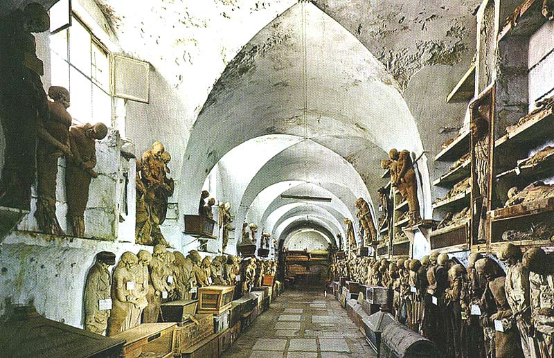 Италия.Рим. Мумии и скелеты в церкви капуцинов